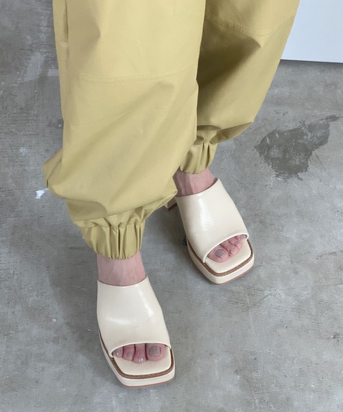 chuclla(チュクラ)の「Square toe chunky heel sandal chs126(サンダル・レディース・スモーク/ブラック/オフホワイト・39/37/40/38/36)」の4枚目の写真