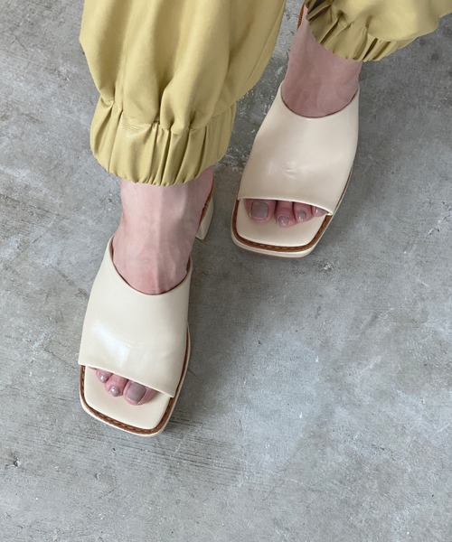 chuclla(チュクラ)の「Square toe chunky heel sandal chs126(サンダル・レディース・スモーク/ブラック/オフホワイト・39/37/40/38/36)」の5枚目の写真
