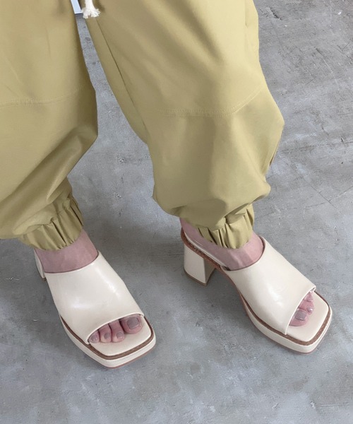 chuclla(チュクラ)の「Square toe chunky heel sandal chs126(サンダル・レディース・スモーク/ブラック/オフホワイト・39/37/40/38/36)」の6枚目の写真