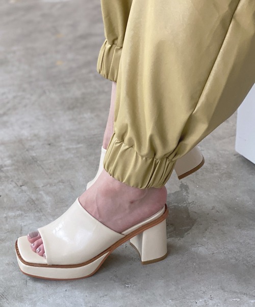 chuclla(チュクラ)の「Square toe chunky heel sandal chs126(サンダル・レディース・スモーク/ブラック/オフホワイト・39/37/40/38/36)」の7枚目の写真