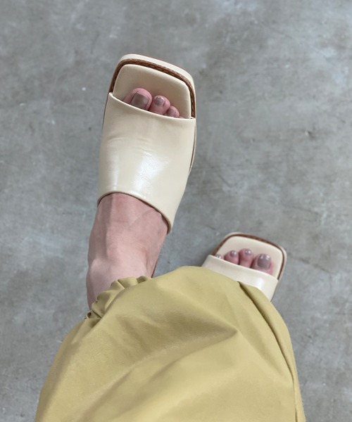 chuclla(チュクラ)の「Square toe chunky heel sandal chs126(サンダル・レディース・スモーク/ブラック/オフホワイト・39/37/40/38/36)」の8枚目の写真