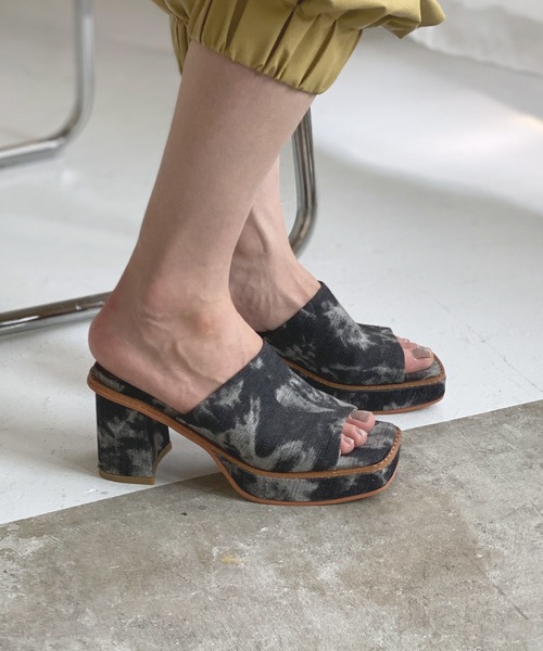 chuclla(チュクラ)の「Square toe chunky heel sandal chs126(サンダル・レディース・スモーク/ブラック/オフホワイト・39/37/40/38/36)」の10枚目の写真