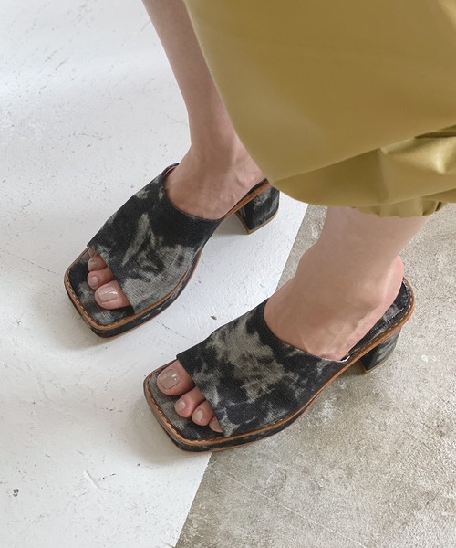 chuclla(チュクラ)の「Square toe chunky heel sandal chs126(サンダル・レディース・スモーク/ブラック/オフホワイト・39/37/40/38/36)」の12枚目の写真