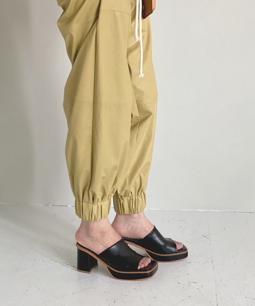 chuclla(チュクラ)の「Square toe chunky heel sandal chs126(サンダル・レディース・スモーク/ブラック/オフホワイト・39/37/40/38/36)」の16枚目の写真