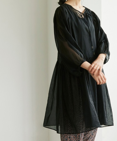 cardo fabrica(カルドファブリカ)の「◇100/2ボイルオーガンジー ギャザー切替チュニックワンピース(チュニック・レディース・ホワイト/ブラック・FREE)」の17枚目の写真
