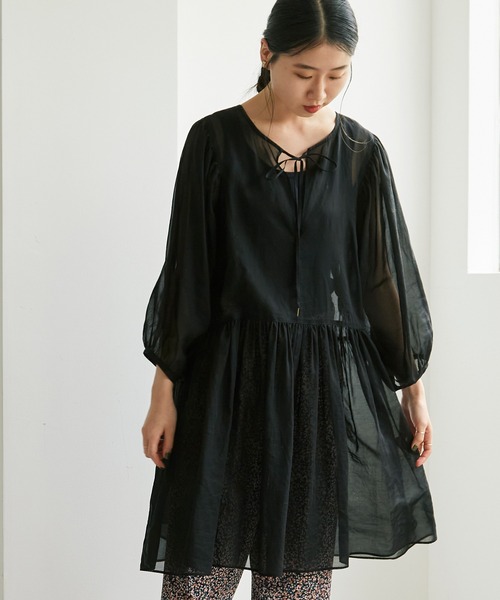 cardo fabrica(カルドファブリカ)の「◇100/2ボイルオーガンジー ギャザー切替チュニックワンピース(チュニック・レディース・ホワイト/ブラック・FREE)」の5枚目の写真