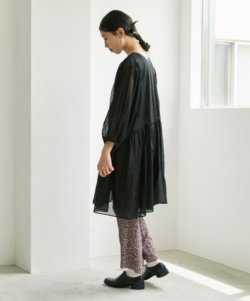 cardo fabrica(カルドファブリカ)の「◇100/2ボイルオーガンジー ギャザー切替チュニックワンピース(チュニック・レディース・ホワイト/ブラック・FREE)」の12枚目の写真