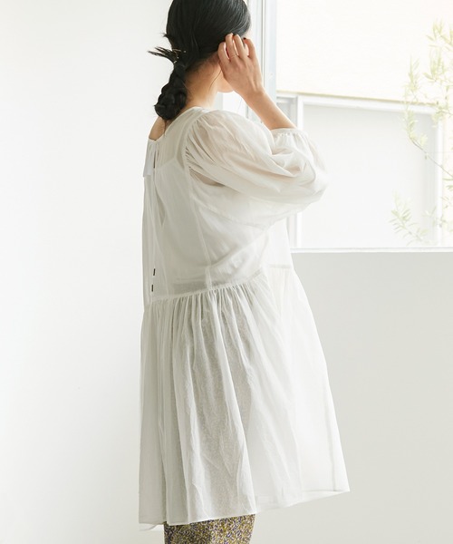 cardo fabrica(カルドファブリカ)の「◇100/2ボイルオーガンジー ギャザー切替チュニックワンピース(チュニック・レディース・ホワイト/ブラック・FREE)」の3枚目の写真