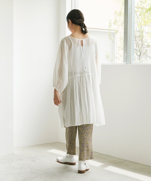 cardo fabrica(カルドファブリカ)の「◇100/2ボイルオーガンジー ギャザー切替チュニックワンピース(チュニック・レディース・ホワイト/ブラック・FREE)」の11枚目の写真