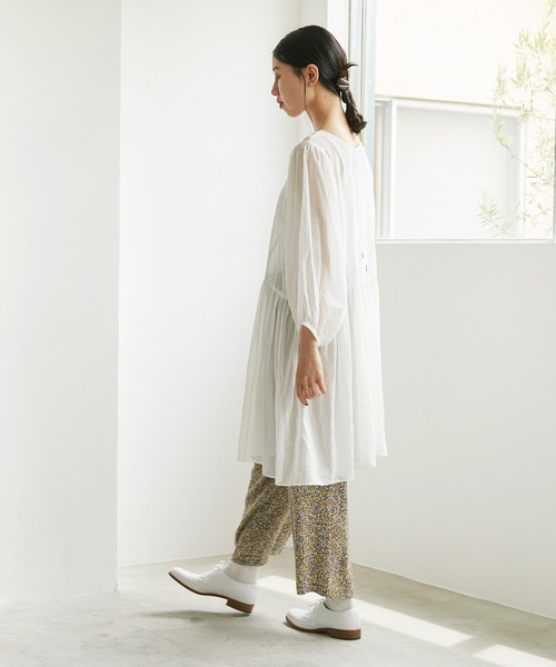 cardo fabrica(カルドファブリカ)の「◇100/2ボイルオーガンジー ギャザー切替チュニックワンピース(チュニック・レディース・ホワイト/ブラック・FREE)」の9枚目の写真