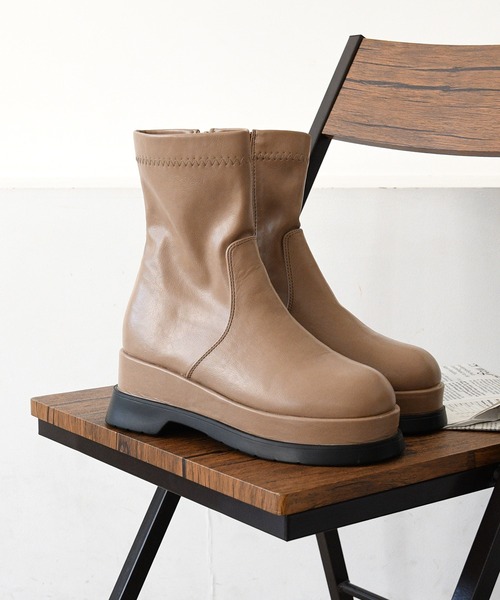 sango（sango）の「ラウンドトゥトラックソールストレッチショートブーツ（ブーツ・レディース・ブラック/アイボリー/グレイッシュベージュ・LL/S/M/L）」の3枚目の写真