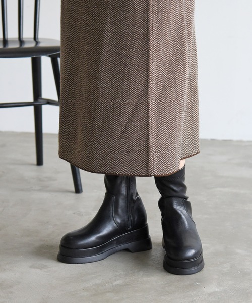 sango（sango）の「ラウンドトゥトラックソールストレッチショートブーツ（ブーツ・レディース・ブラック/アイボリー/グレイッシュベージュ・LL/S/M/L）」の2枚目の写真