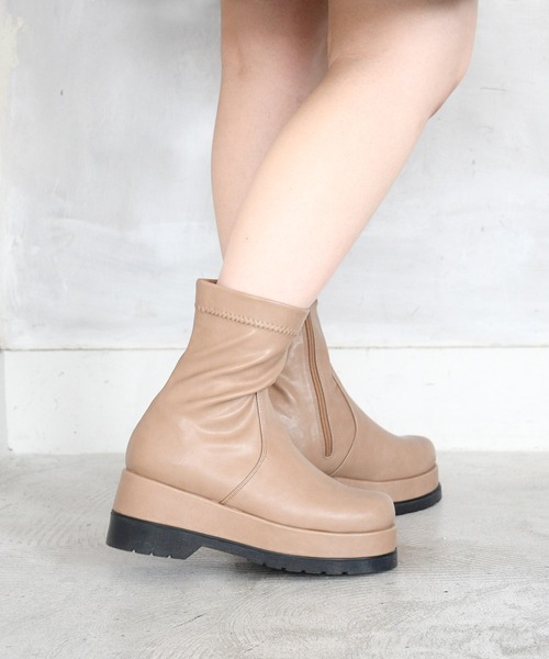 sango（sango）の「ラウンドトゥトラックソールストレッチショートブーツ（ブーツ・レディース・ブラック/アイボリー/グレイッシュベージュ・LL/S/M/L）」の6枚目の写真