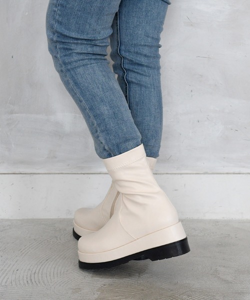 sango（sango）の「ラウンドトゥトラックソールストレッチショートブーツ（ブーツ・レディース・ブラック/アイボリー/グレイッシュベージュ・LL/S/M/L）」の7枚目の写真