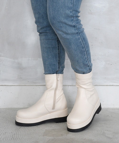 sango（sango）の「ラウンドトゥトラックソールストレッチショートブーツ（ブーツ・レディース・ブラック/アイボリー/グレイッシュベージュ・LL/S/M/L）」の8枚目の写真