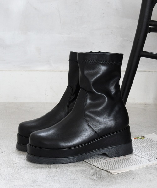 sango（sango）の「ラウンドトゥトラックソールストレッチショートブーツ（ブーツ・レディース・ブラック/アイボリー/グレイッシュベージュ・LL/S/M/L）」の14枚目の写真