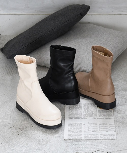 sango（sango）の「ラウンドトゥトラックソールストレッチショートブーツ（ブーツ・レディース・ブラック/アイボリー/グレイッシュベージュ・LL/S/M/L）」の4枚目の写真