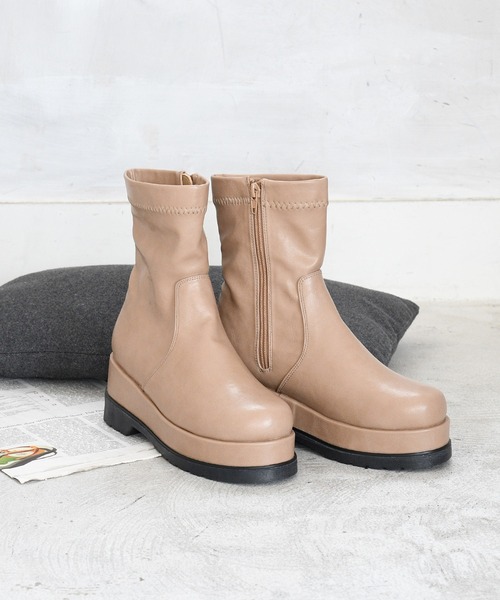 sango（sango）の「ラウンドトゥトラックソールストレッチショートブーツ（ブーツ・レディース・ブラック/アイボリー/グレイッシュベージュ・LL/S/M/L）」の10枚目の写真