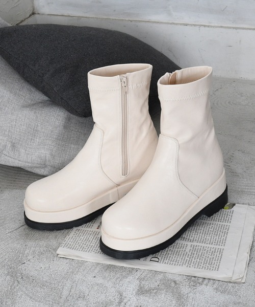 sango（sango）の「ラウンドトゥトラックソールストレッチショートブーツ（ブーツ・レディース・ブラック/アイボリー/グレイッシュベージュ・LL/S/M/L）」の16枚目の写真