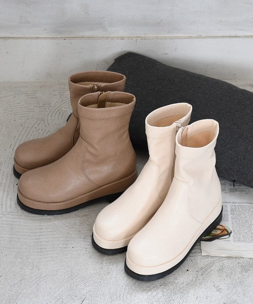 sango（sango）の「ラウンドトゥトラックソールストレッチショートブーツ（ブーツ・レディース・ブラック/アイボリー/グレイッシュベージュ・LL/S/M/L）」の19枚目の写真