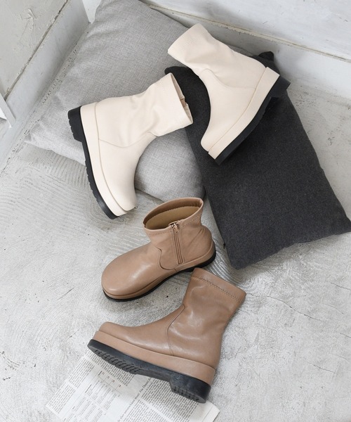 sango（sango）の「ラウンドトゥトラックソールストレッチショートブーツ（ブーツ・レディース・ブラック/アイボリー/グレイッシュベージュ・LL/S/M/L）」の12枚目の写真