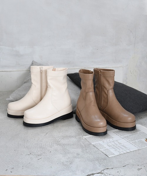 sango（sango）の「ラウンドトゥトラックソールストレッチショートブーツ（ブーツ・レディース・ブラック/アイボリー/グレイッシュベージュ・LL/S/M/L）」の18枚目の写真