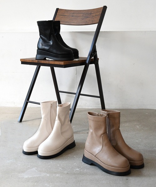 sango（sango）の「ラウンドトゥトラックソールストレッチショートブーツ（ブーツ・レディース・ブラック/アイボリー/グレイッシュベージュ・LL/S/M/L）」の20枚目の写真