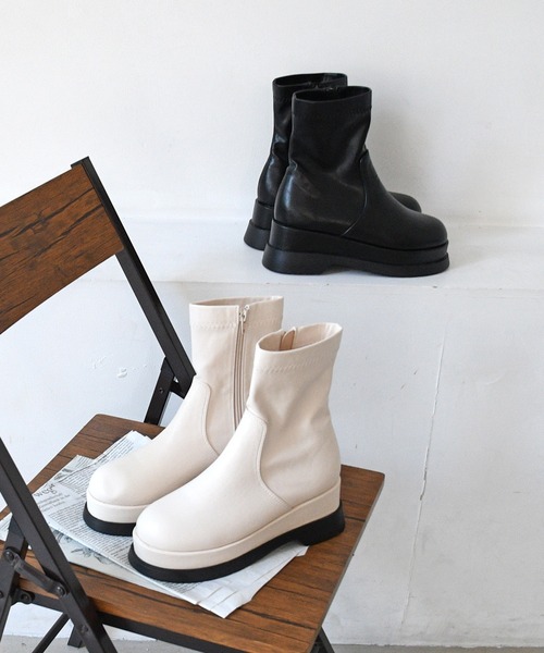 sango（sango）の「ラウンドトゥトラックソールストレッチショートブーツ（ブーツ・レディース・ブラック/アイボリー/グレイッシュベージュ・LL/S/M/L）」の21枚目の写真