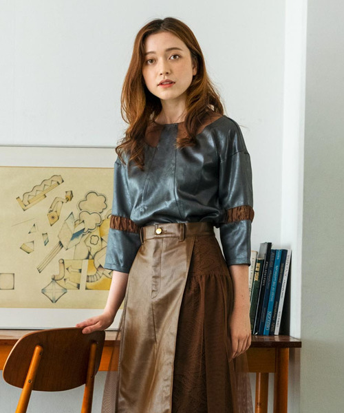 Three Four Time(スリーフォータイム)の「ギャザー切替スリーブレザーライクプルオーバー(その他トップス・レディース・カーキ/ブラック・ONE SIZE)」の2枚目の写真