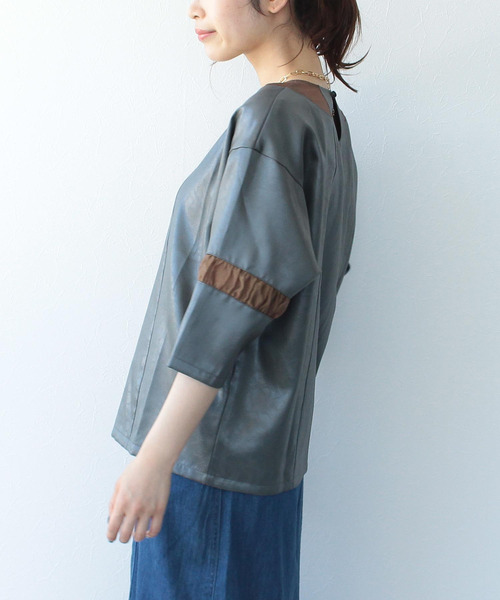 Three Four Time(スリーフォータイム)の「ギャザー切替スリーブレザーライクプルオーバー(その他トップス・レディース・カーキ/ブラック・ONE SIZE)」の6枚目の写真