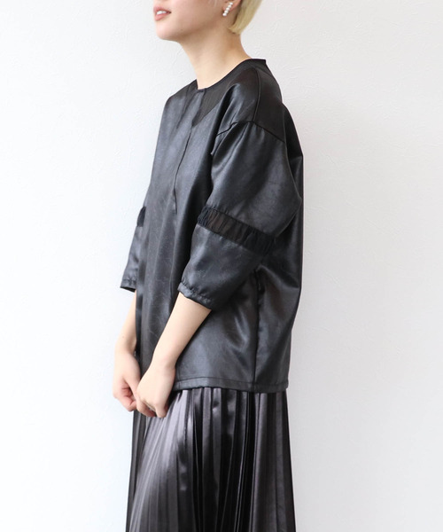 Three Four Time(スリーフォータイム)の「ギャザー切替スリーブレザーライクプルオーバー(その他トップス・レディース・カーキ/ブラック・ONE SIZE)」の9枚目の写真