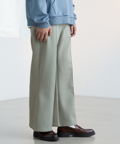 Like Us（ライクアス）の「【LikeUs】シルキーダンボールニットセンタープリーツセミワイドフレアパンツ（スラックス・メンズ・ブラウン/ワインレッド/ライトベージュ/チェリーピンク/オレンジ/ネイビー/ホワイト/グレイッシュブルー/イエロー/カーキ系/ブラック/ダークグレー/グレイッシュベージュ・XL/L/M）」の7枚目の写真