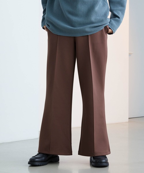 Like Us（ライクアス）の「【LikeUs】シルキーダンボールニットセンタープリーツセミワイドフレアパンツ（スラックス・メンズ・ブラウン/ワインレッド/ライトベージュ/チェリーピンク/オレンジ/ネイビー/ホワイト/グレイッシュブルー/イエロー/カーキ系/ブラック/ダークグレー/グレイッシュベージュ・XL/L/M）」の4枚目の写真