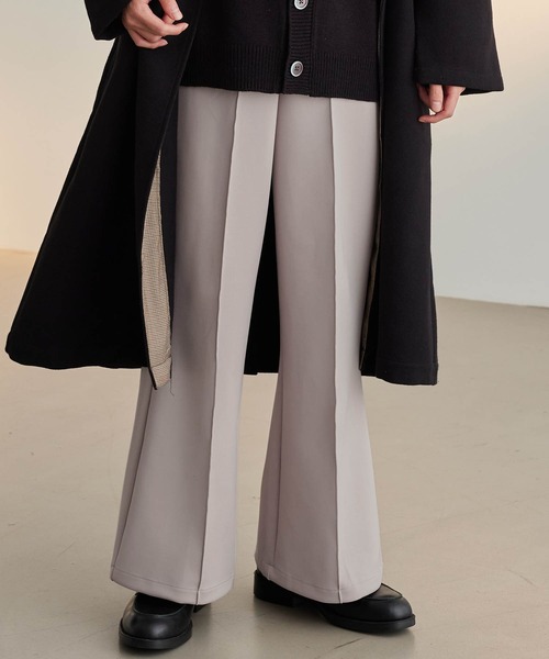 Like Us（ライクアス）の「【LikeUs】シルキーダンボールニットセンタープリーツセミワイドフレアパンツ（スラックス・メンズ・ブラウン/ワインレッド/ライトベージュ/チェリーピンク/オレンジ/ネイビー/ホワイト/グレイッシュブルー/イエロー/カーキ系/ブラック/ダークグレー/グレイッシュベージュ・XL/L/M）」の6枚目の写真
