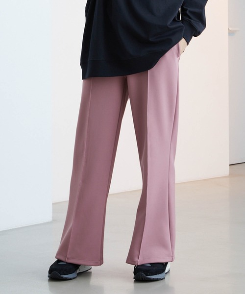 Like Us（ライクアス）の「【LikeUs】シルキーダンボールニットセンタープリーツセミワイドフレアパンツ（スラックス・メンズ・ブラウン/ワインレッド/ライトベージュ/チェリーピンク/オレンジ/ネイビー/ホワイト/グレイッシュブルー/イエロー/カーキ系/ブラック/ダークグレー/グレイッシュベージュ・XL/L/M）」の11枚目の写真