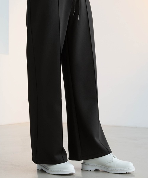 Like Us（ライクアス）の「【LikeUs】シルキーダンボールニットセンタープリーツセミワイドフレアパンツ（スラックス・メンズ・ブラウン/ワインレッド/ライトベージュ/チェリーピンク/オレンジ/ネイビー/ホワイト/グレイッシュブルー/イエロー/カーキ系/ブラック/ダークグレー/グレイッシュベージュ・XL/L/M）」の22枚目の写真