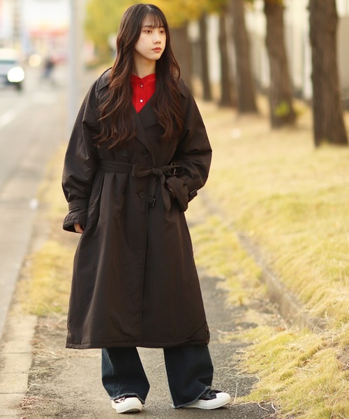 Monocoro toppi（モノコロトッピ）の「中綿入り キャンディースリーブ ロング トレンチコート（トレンチコート・レディース・ブラック/ベージュ/アイボリー・M/L）」の3枚目の写真