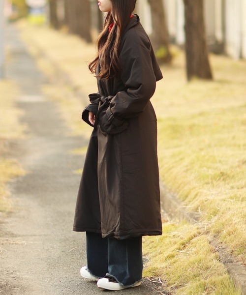 Monocoro toppi（モノコロトッピ）の「中綿入り キャンディースリーブ ロング トレンチコート（トレンチコート・レディース・ブラック/ベージュ/アイボリー・M/L）」の17枚目の写真