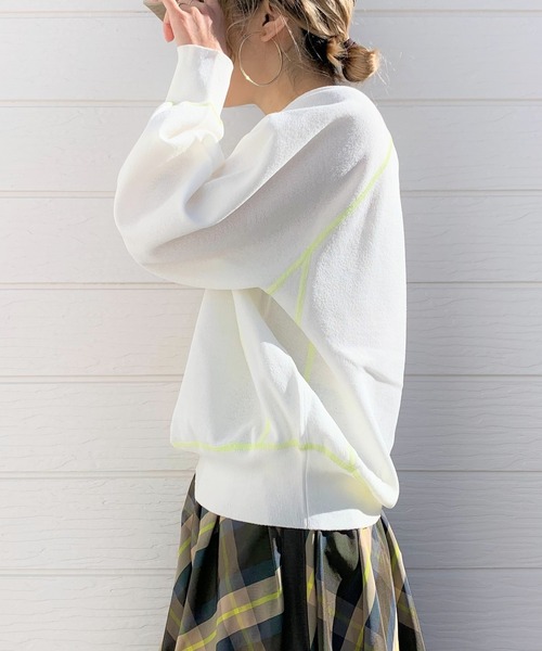 Q(キュー)の「接結トレーナー風ニット(ニット/セーター・レディース・ライム/アイボリー・MEDIUM)」の2枚目の写真