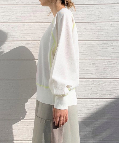 Q(キュー)の「接結トレーナー風ニット(ニット/セーター・レディース・ライム/アイボリー・MEDIUM)」の4枚目の写真