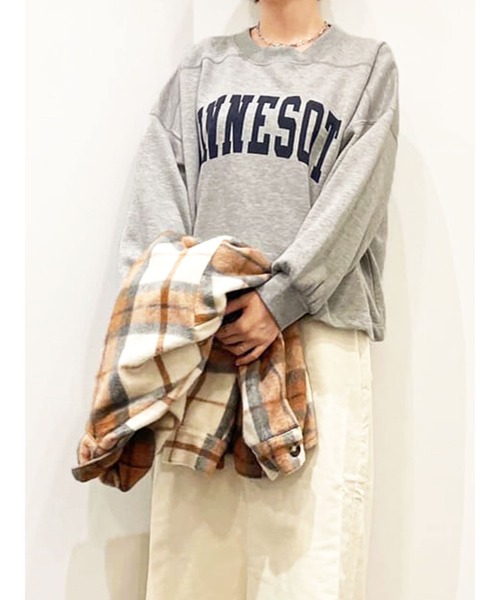 Lugnoncure(ルノンキュール)の「ショート丈ロゴスウェット(スウェット・レディース・グレー/オフホワイト/グリーン/チャコール・フリ-)」の2枚目の写真