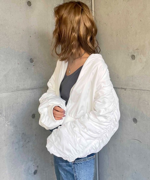 SPIRALGIRL（スパイラルガール）の「袖ギャザーコンパクトMA-1（MA-1・レディース・ブラック/オフホワイト・FREE）」の4枚目の写真