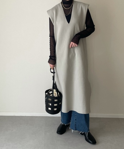 y/m by misato(イムバイミサト)の「深Vネックロングニットトップス(ワンピース・レディース・ブラック/グレイッシュベージュ・FREE)」の1枚目の写真