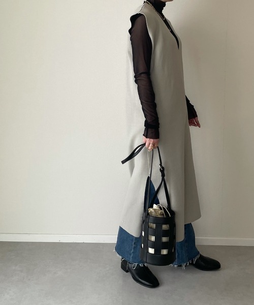 y/m by misato(イムバイミサト)の「深Vネックロングニットトップス(ワンピース・レディース・ブラック/グレイッシュベージュ・FREE)」の3枚目の写真