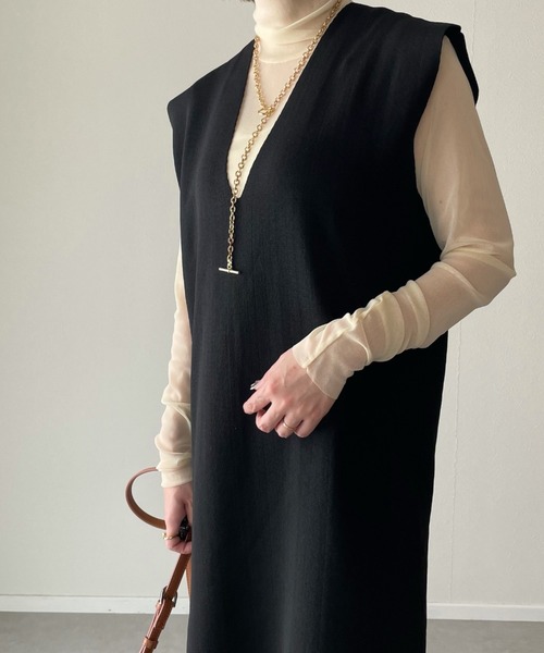 y/m by misato(イムバイミサト)の「深Vネックロングニットトップス(ワンピース・レディース・ブラック/グレイッシュベージュ・FREE)」の4枚目の写真