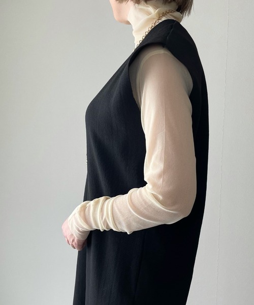y/m by misato(イムバイミサト)の「深Vネックロングニットトップス(ワンピース・レディース・ブラック/グレイッシュベージュ・FREE)」の5枚目の写真