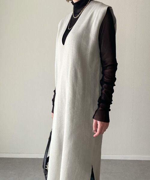 y/m by misato(イムバイミサト)の「深Vネックロングニットトップス(ワンピース・レディース・ブラック/グレイッシュベージュ・FREE)」の6枚目の写真