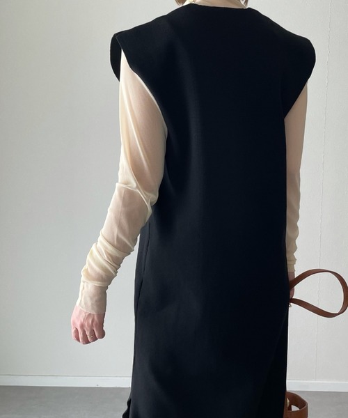 y/m by misato(イムバイミサト)の「深Vネックロングニットトップス(ワンピース・レディース・ブラック/グレイッシュベージュ・FREE)」の7枚目の写真