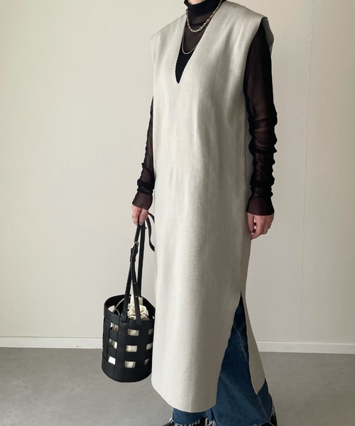 y/m by misato(イムバイミサト)の「深Vネックロングニットトップス(ワンピース・レディース・ブラック/グレイッシュベージュ・FREE)」の8枚目の写真