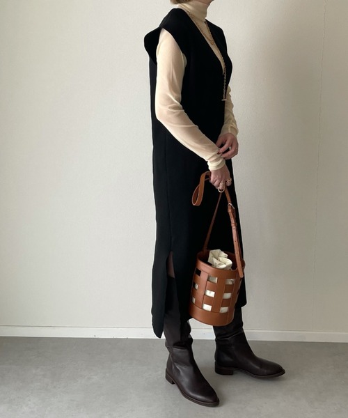 y/m by misato(イムバイミサト)の「深Vネックロングニットトップス(ワンピース・レディース・ブラック/グレイッシュベージュ・FREE)」の9枚目の写真